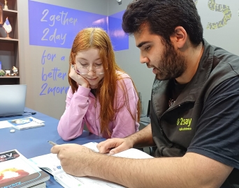 Na correção das tarefas junto com o professor, os alunos percebem o progresso e desenvolvimento no aprendizado do inglês